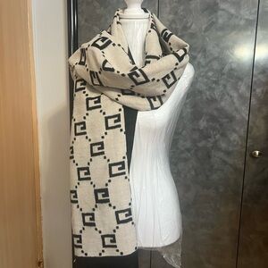 Geometric Two Side Patterned Scarf in Black and Cream
